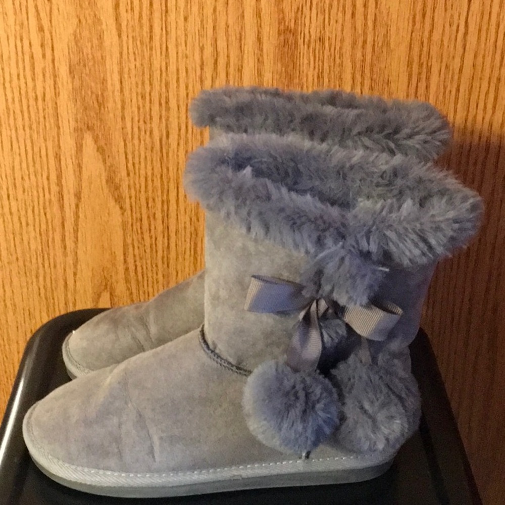 Girl’s gray Justice suede boots, slip-on with bow and Pom pom detailing, EC